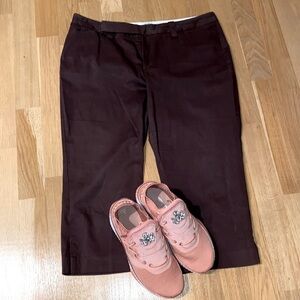 ✅Gap stretch brown capris w/button, hook&eye, zip closures, front /back pockets🤎